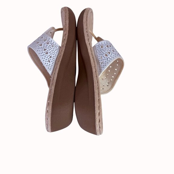 Mountain Sole Comfort Sandals Sz 8.5 White Flip Flop Silver Studs Thong Cushion - Picture 4 of 15